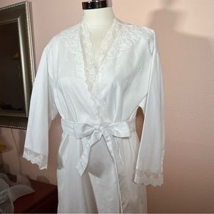 Elegant White Lace Trim Robe